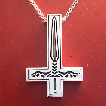 剣とシンプルのリバーシブルで逆さ十字架のオーダーメイドシルバーペンダントの剣の面をの正面から拡大