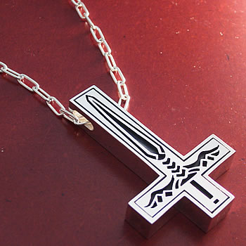 剣とシンプルのリバーシブルで逆さ十字架のオーダーメイドシルバーペンダントの剣の面を斜めから見た拡大