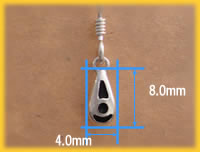 ペンジュラムピアスの寸法はタテ8mmヨコ4mmです。
